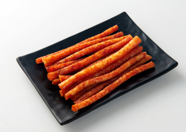 白色背景上摆放的麻辣辣条