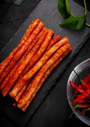 深色背景上摆放的麻辣辣条