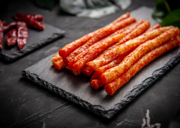 深色背景上摆放的麻辣辣条