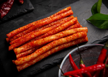 深色背景上摆放的麻辣辣条