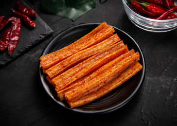 深色背景上摆放的麻辣辣条