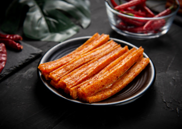 深色背景上摆放的麻辣辣条