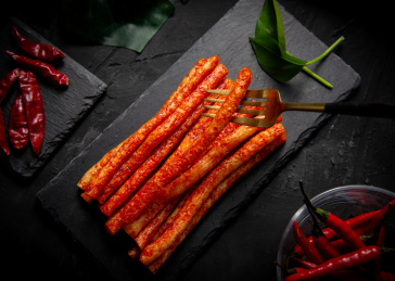 深色背景上摆放的麻辣辣条