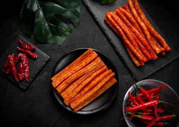 深色背景上摆放的麻辣辣条