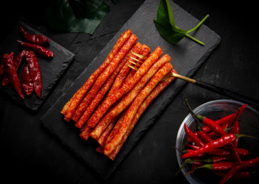 深色背景上摆放的麻辣辣条