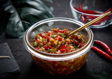 深色背景上摆放的青红剁椒