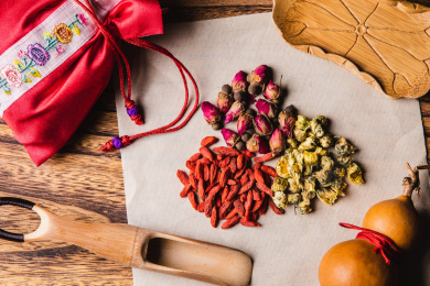 正上方视角特写桌子上放着中草药和香包等