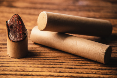 特写木桌上放着点燃着的艾灸条