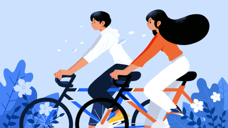 男孩和女孩骑着自行车去郊外