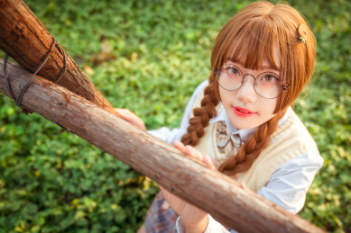 公园树林中的少女