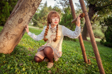 公园树林中的少女