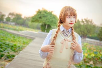 公园莲花湖边的少女