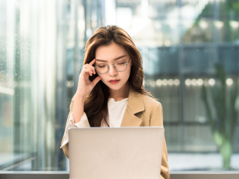 年轻女士在思考问题