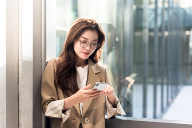 年轻商务女士在使用手机