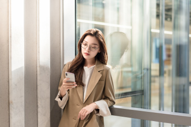 年轻商务女士在使用手机