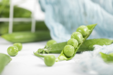 散落在白色桌子上的豌豆和豌豆荚