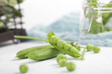 散落在白色桌子上的豌豆和豌豆荚