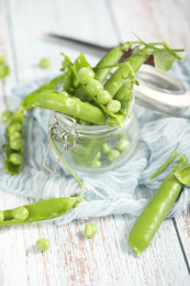 玻璃罐中的新鲜豌豆荚