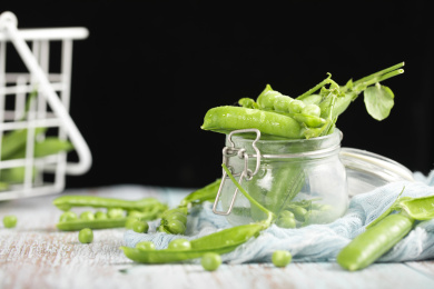 玻璃罐中的新鲜豌豆荚