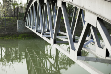 平静水面上的一架钢结构拱桥