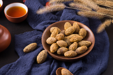 中式复古背景下的美味中式蜜饯零食橄榄