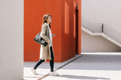 年轻女性商务人像