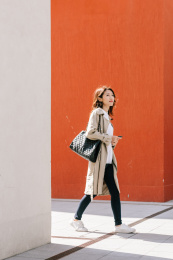 年轻女性商务人像