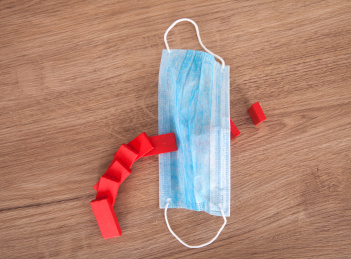 逐步倒下的多米诺骨牌被口罩阻止