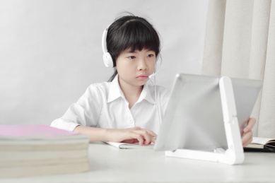 小学女学生在线上网课