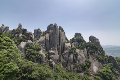 蓝天下太姥山的花岗石山峰， 福建宁德