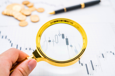 手拿放大镜查看股票走势情况