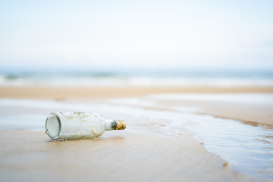 海边的一只漂流瓶