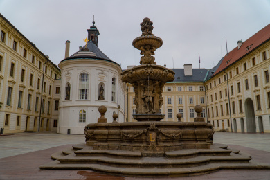 欧洲捷克布拉格城堡广场喷泉全景