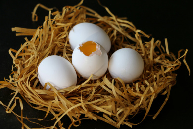 白色蛋壳的土鸡蛋