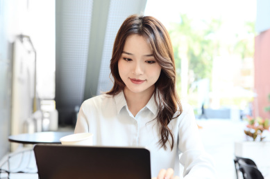 一名中国商务女士在远程办公