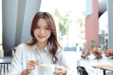 一中国年轻商务女士在喝咖啡