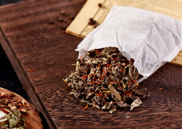 木色背景上摆放的中药泡脚包