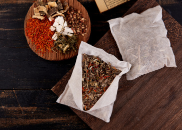 木色背景上摆放的中药泡脚包