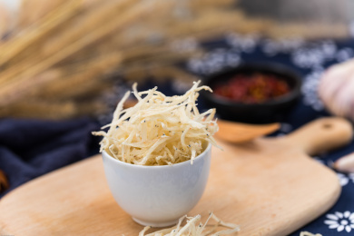 装在白色杯子中的小银鱼