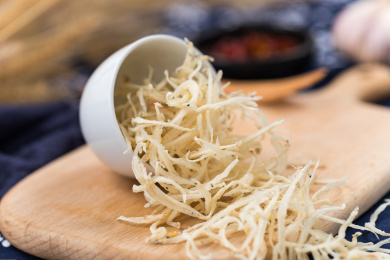 装在白色杯子中的小银鱼