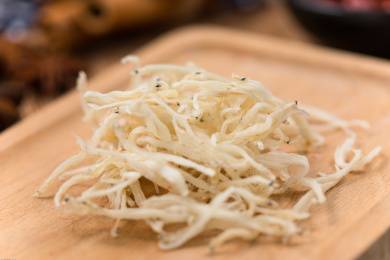 放在木盘上的小银鱼