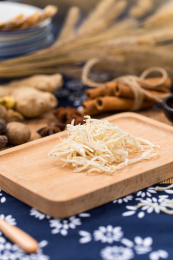 放在木盘上的小银鱼