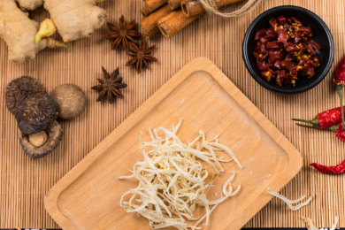 放在木盘上的小银鱼