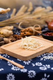 放在木盘上的小银鱼