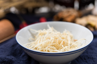 装在白色碗中的小银鱼