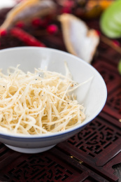 装在白色碗中的小银鱼