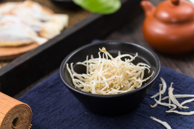 装在白色杯子中的小银鱼