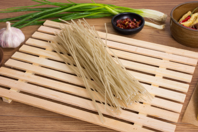 放在木盘上的米粉食材