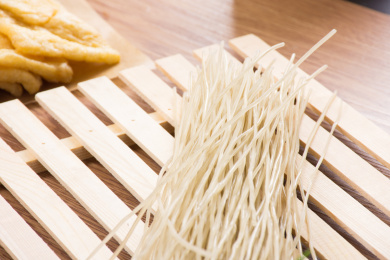 放在木盘上的米粉食材