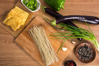 一份放在砧板上的米粉食材